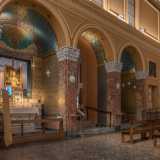 ...racchiudono delle cappelle dotate di piccoli altari e impreziosite da affreschi geometrici, mosaici e motti religiosi in latino 